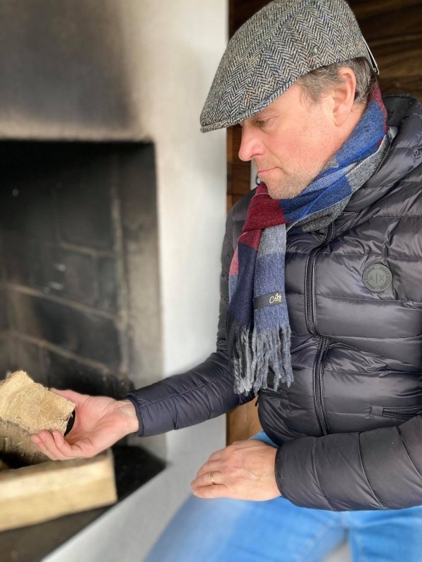 Visgraatmotief in een wollen stof (Donegal Tweed). 